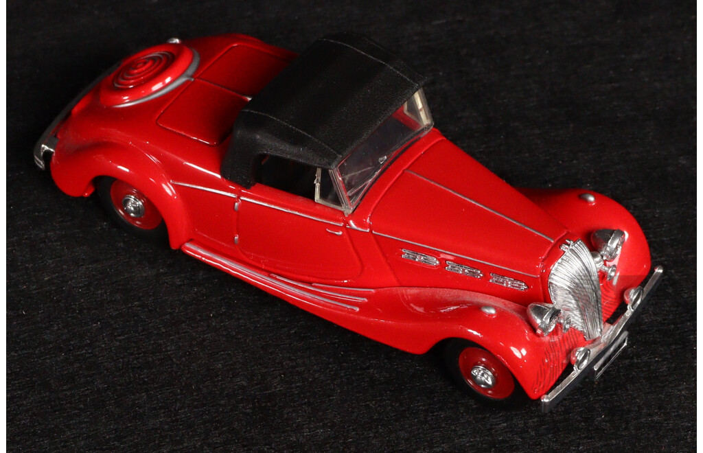 Dinky Diecast 1939 Triumph Dolomite, 1:43 Scale Days Gone 1935 Three Ton Truck, Guiness Double Decker Busses, 1:76 Scale