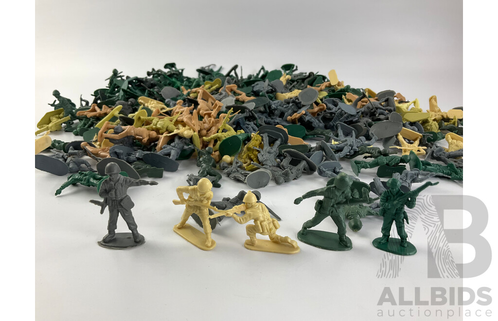 Large Collection of Vintage Plastic Army Figures - Approximately 1.2 Kilograms