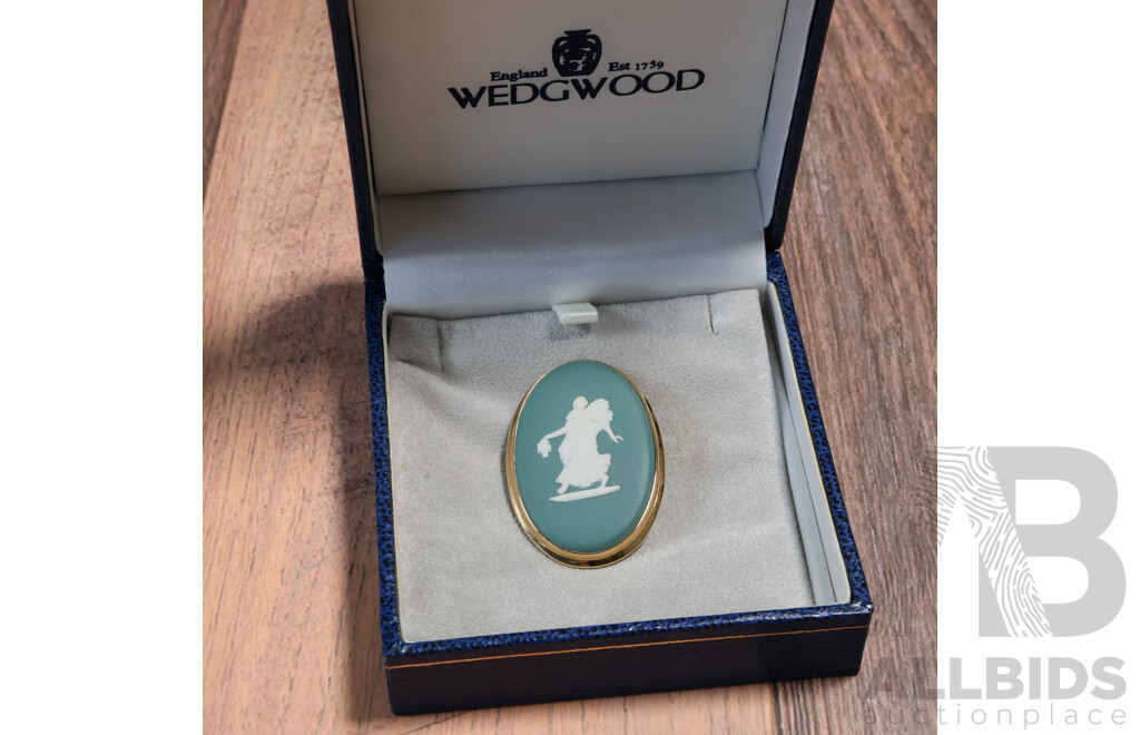 Wedgewood Vintage Green Cameo Brooch, Gold Tone, in Original Presentation Box