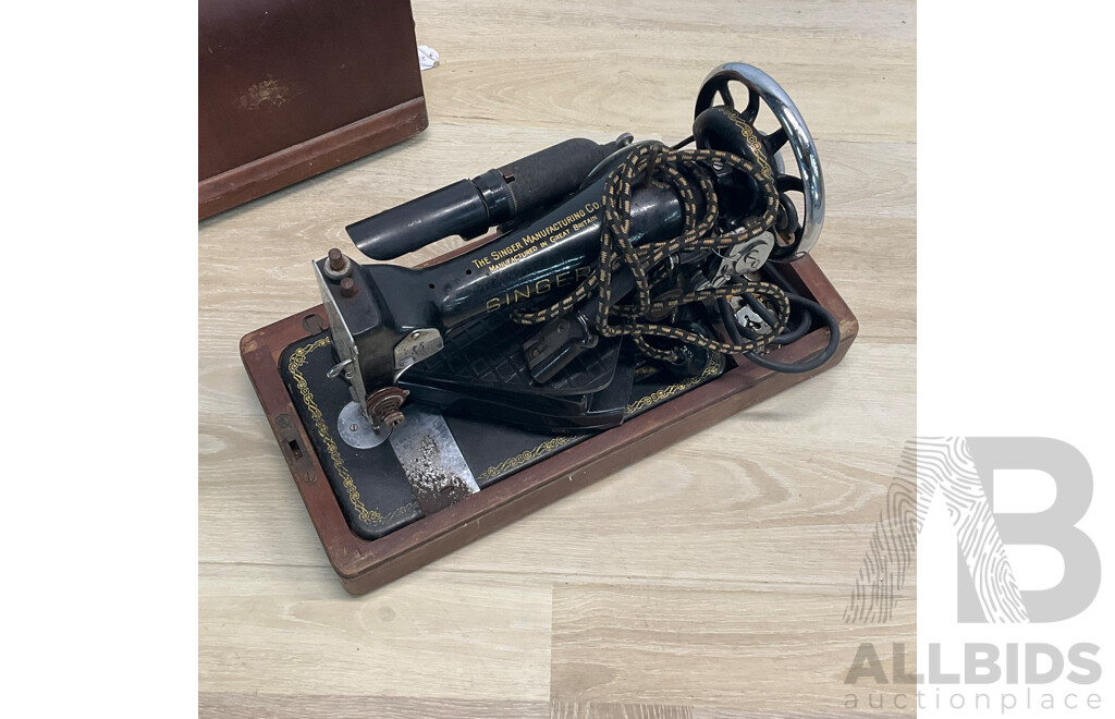 Singer Sewing Machine (824H)