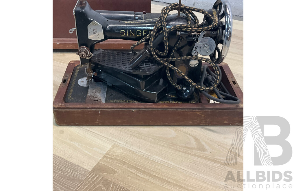 Singer Sewing Machine (824H)