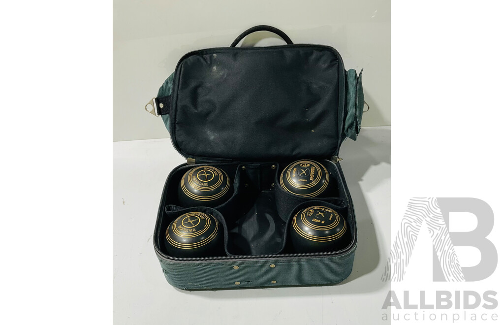 ELuggage Bag with 4 Lawn Bowls Balls