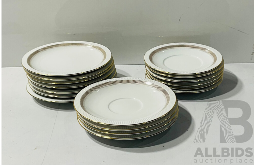 Collection of 17 Arzberg Porcelain Plates of Varying Sizes