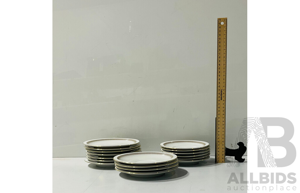 Collection of 17 Arzberg Porcelain Plates of Varying Sizes