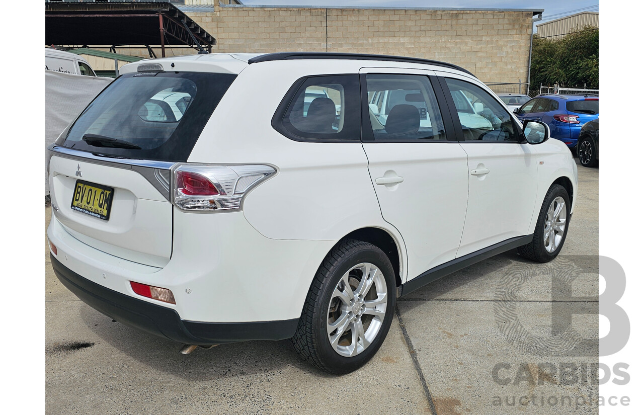 9/2013 Mitsubishi Outlander ES (4x2) ZJ 4d Wagon White 2.0L