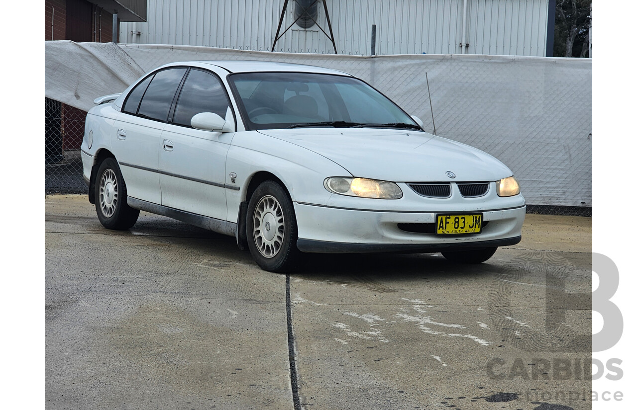 12/1999 Holden Commodore Acclaim VTII 4d Sedan White 3.8L