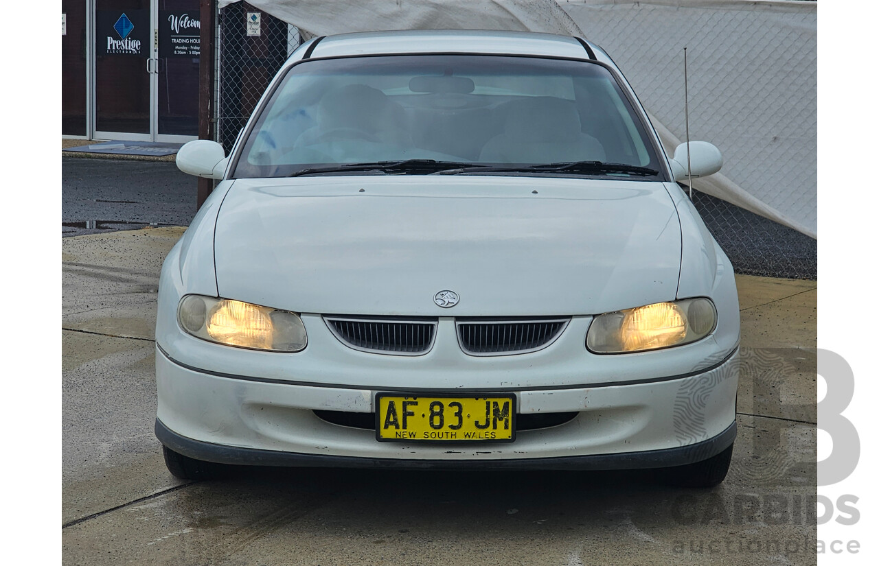 12/1999 Holden Commodore Acclaim VTII 4d Sedan White 3.8L