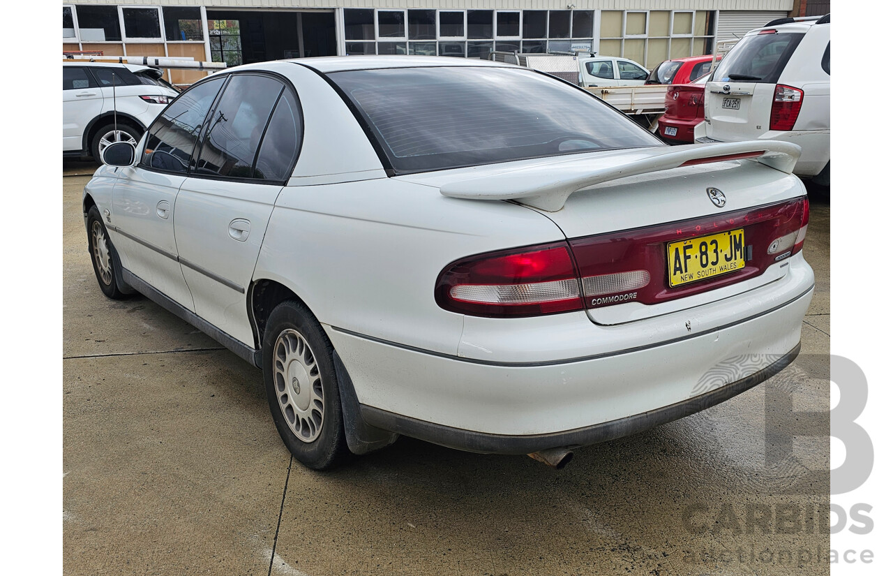 12/1999 Holden Commodore Acclaim VTII 4d Sedan White 3.8L