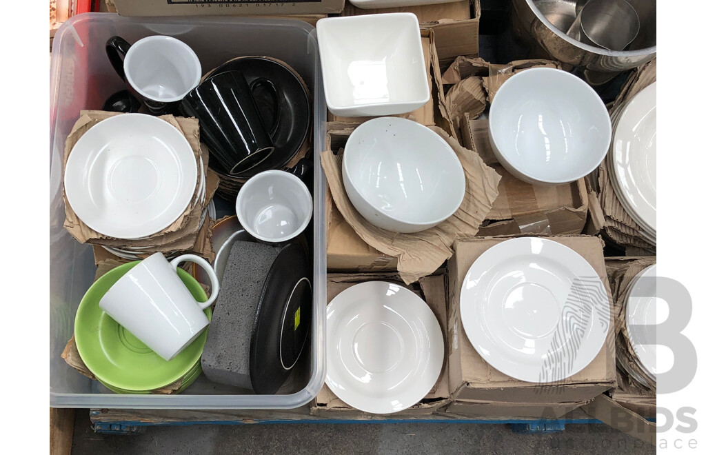 Selection of Catering Bowls, Cups, Mugs, Plates, Pans, Trays and Tubs