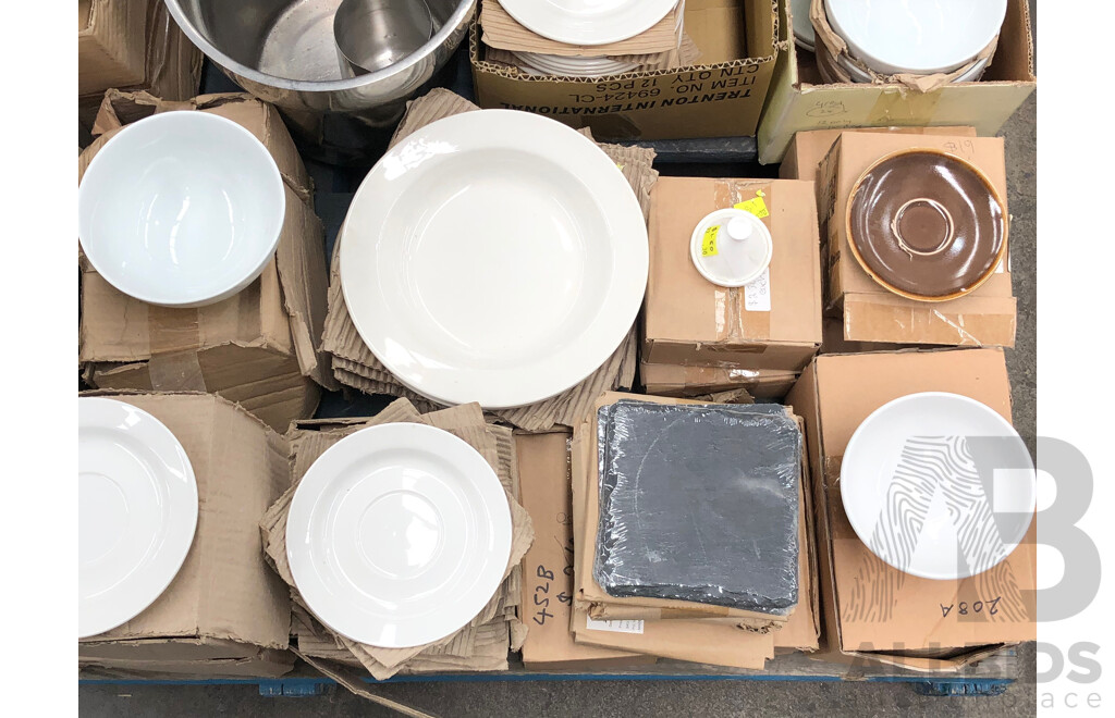 Selection of Catering Bowls, Cups, Mugs, Plates, Pans, Trays and Tubs