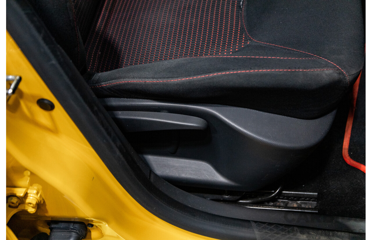 9/2015 Renault Clio RS 200 CUP X98 5d Hatchback Liquid Yellow Metallic Turbo 1.6L