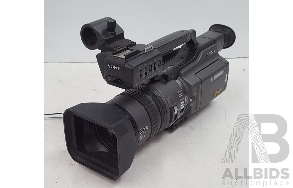 Sony (DSR-PD150P) Digital Camcorder