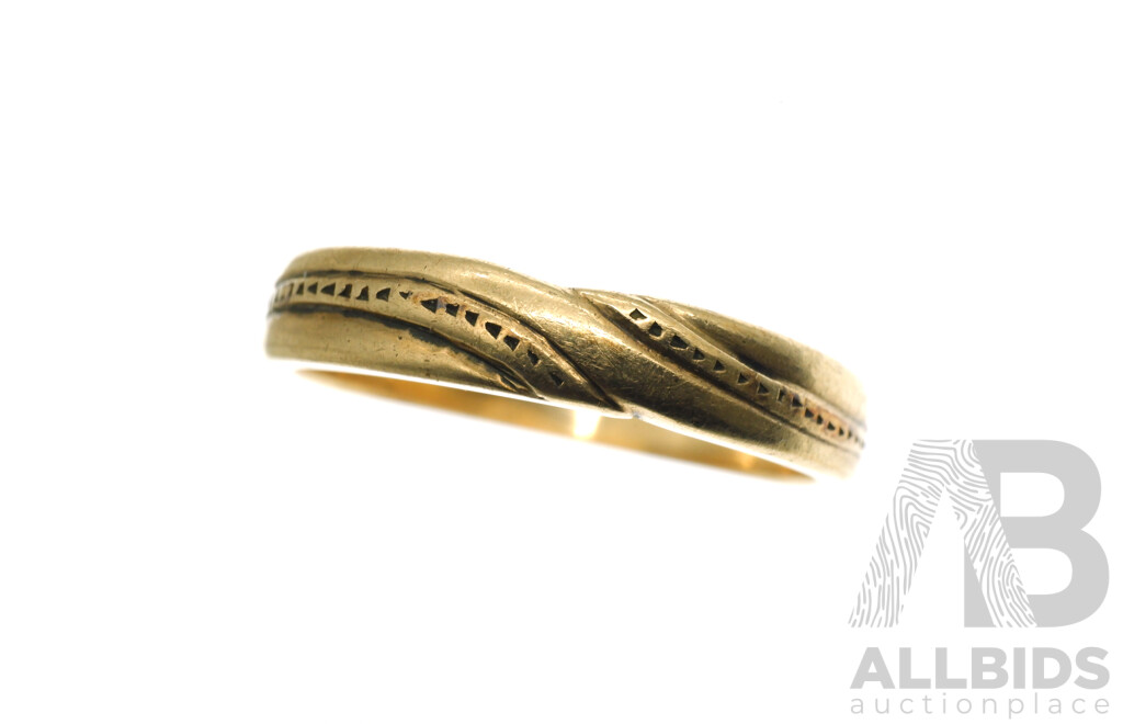 9ct Vintage Yellow Gold Patterned Ring, Size O, 2.89 Grams