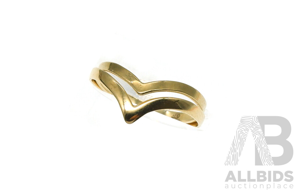 9ct (2) Fitted V Shaped Yellow Gold Flat Profile Rings, Size Q, 1.80 Grams