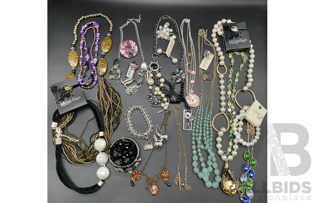 Costume Jewellery Collection Including Necklaces, Rings and Bracelets - Lot of 23