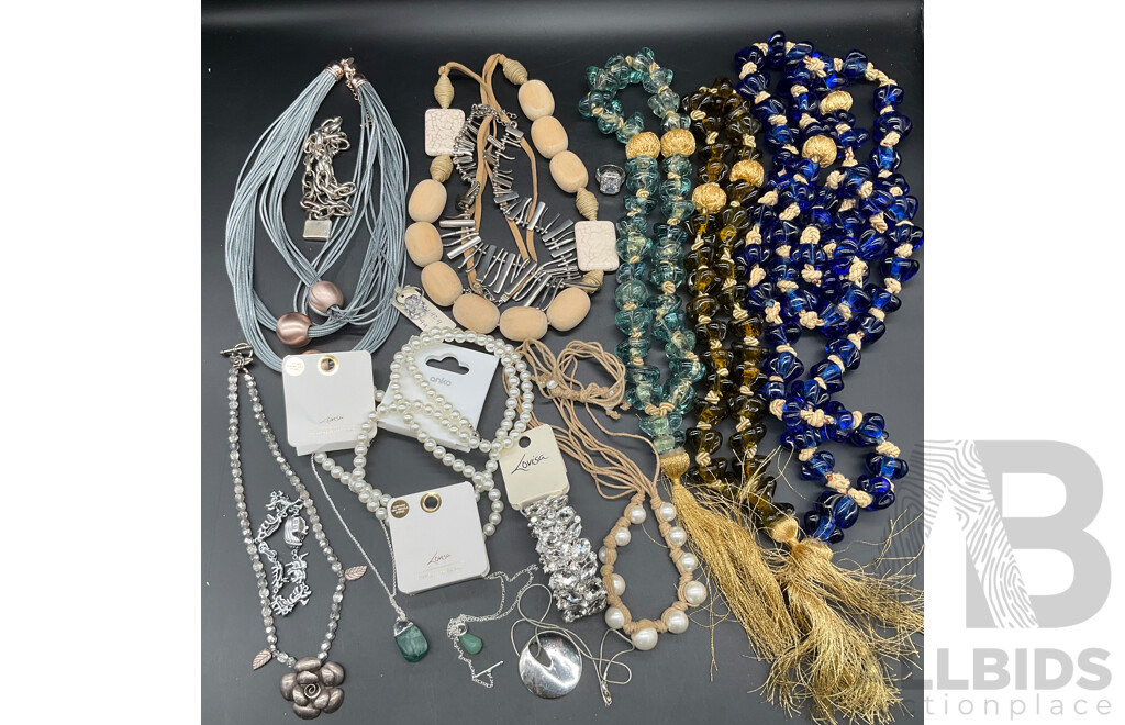 Costume Jewellery Collection Including Necklaces, Rings and Bracelets - Lot of 17