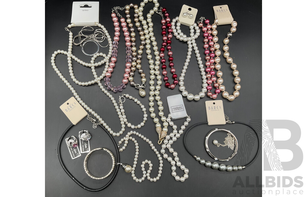 Costume Jewellery Collection Including Necklaces, Rings and Bracelets - Lot of 19