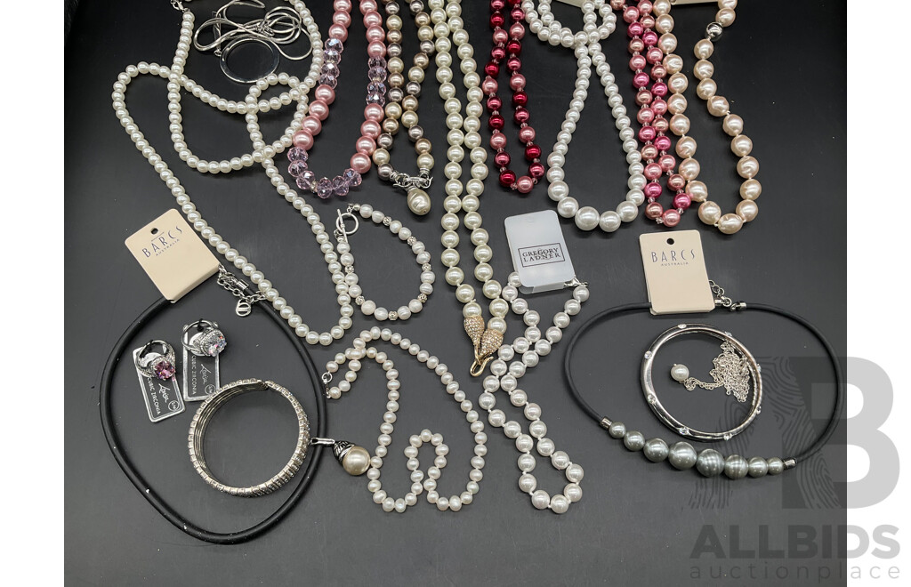 Costume Jewellery Collection Including Necklaces, Rings and Bracelets - Lot of 19