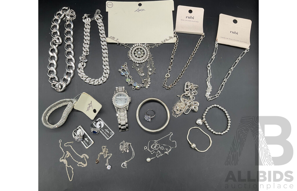 Costume Jewellery Collection Including Necklaces, Rings and Bracelets - Lot of 19