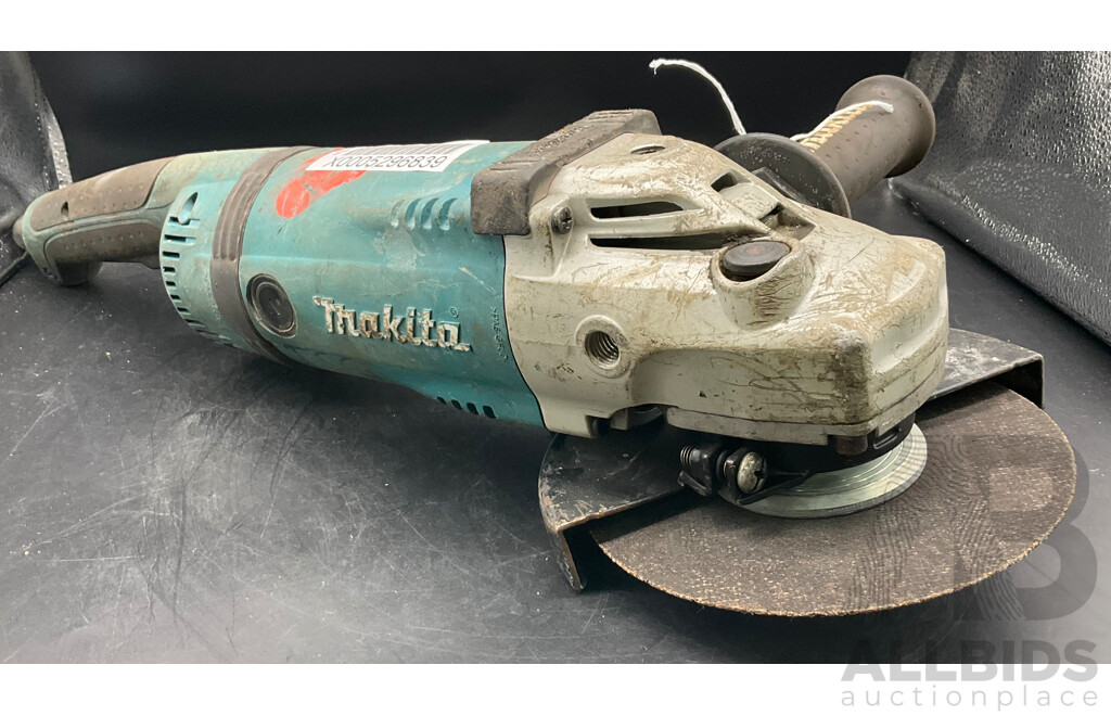 Makita GA7040S 7