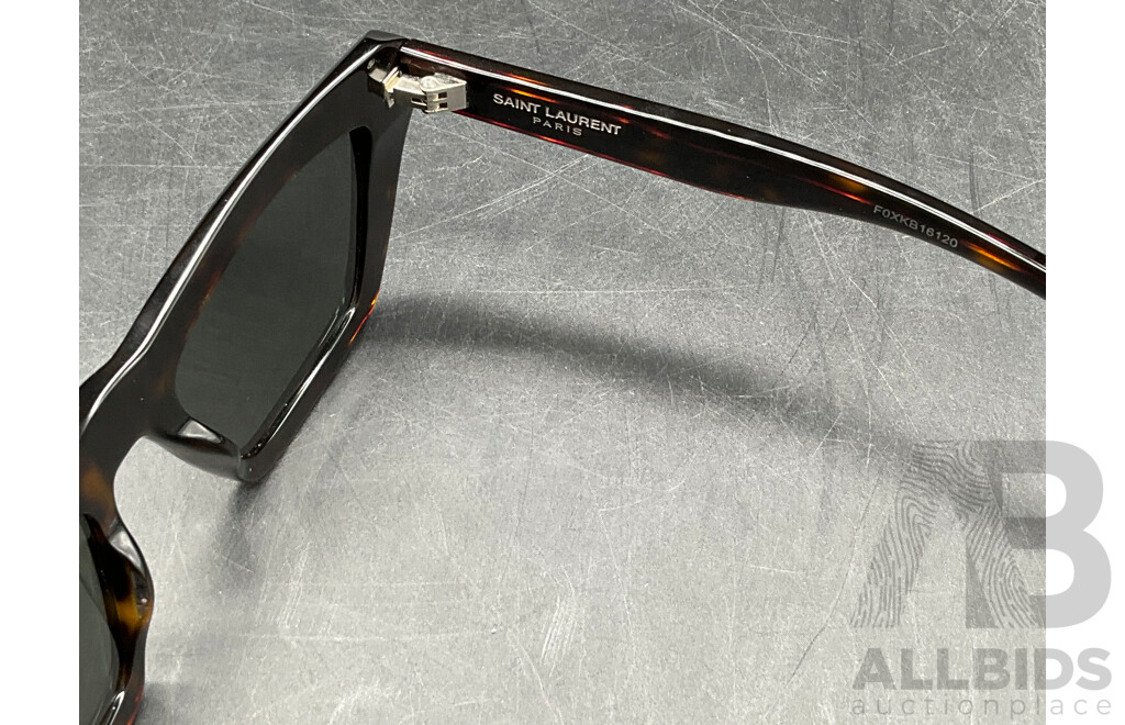 Saint Laurent Eyewear SL 467 Cat-Eye Frame Sunglasses