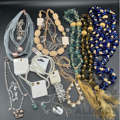 Costume Jewellery Collection Including Necklaces, Rings and Bracelets - Lot of 17