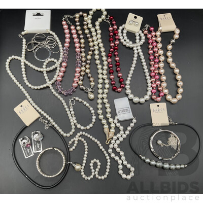 Costume Jewellery Collection Including Necklaces, Rings and Bracelets - Lot of 19