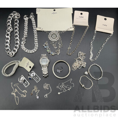 Costume Jewellery Collection Including Necklaces, Rings and Bracelets - Lot of 19