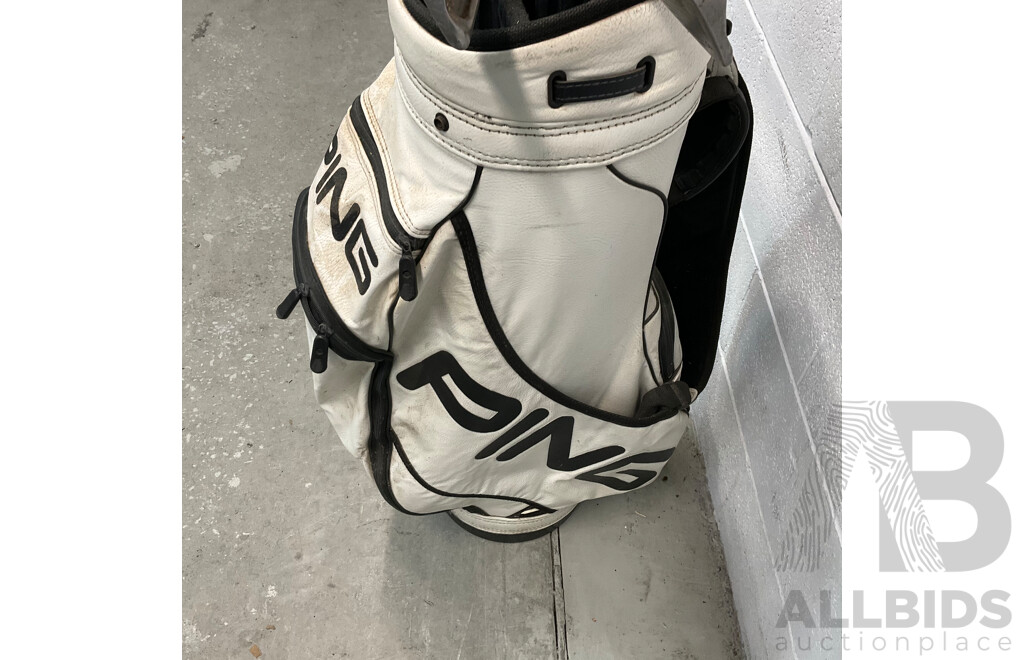 PING Golf Bag with Assorted of Golf Club