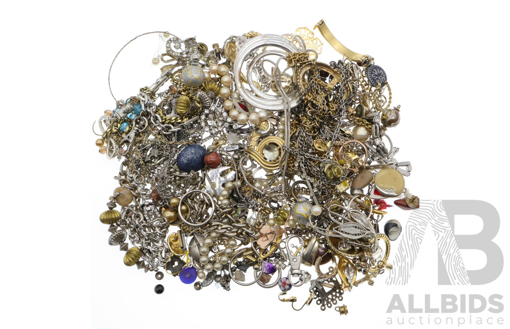 Large Collection of Vingage Jewellery Items Including Rings, Necklaces, Brooches, Earrings and Bracelets