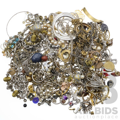 Large Collection of Vingage Jewellery Items Including Rings, Necklaces, Brooches, Earrings and Bracelets