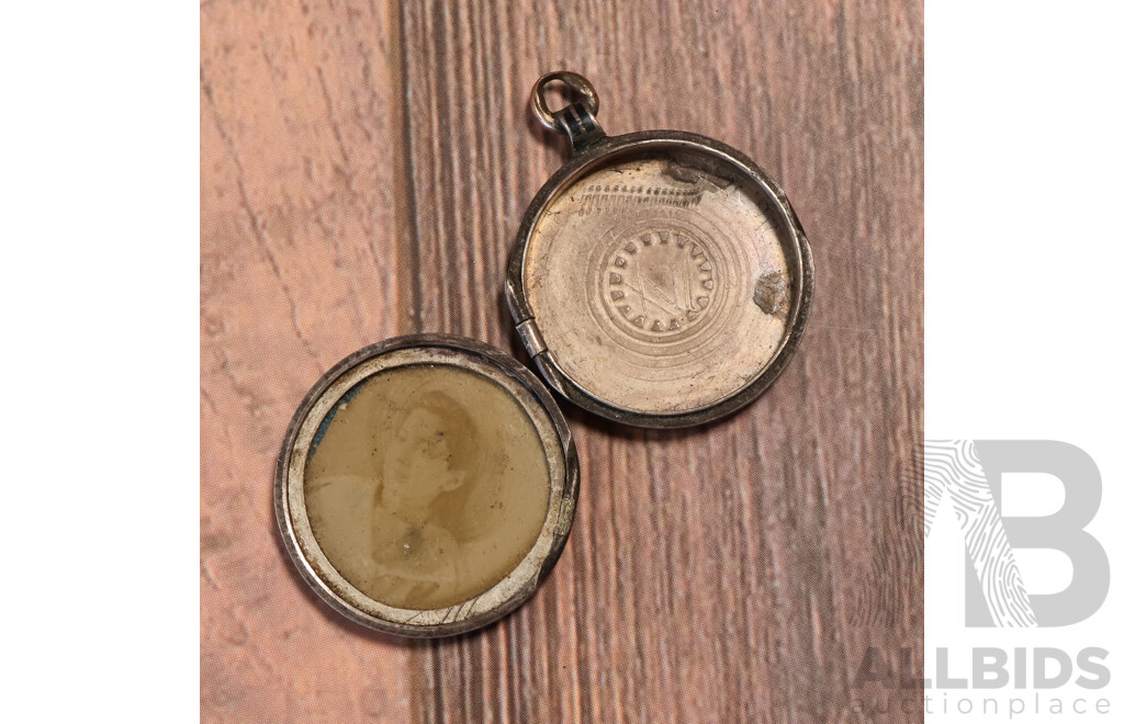 Sterling Silver Interesting Vintage Locket/Coin Holder with Aged Faded Photograph, 24mm Diameter, 9.06 Grams