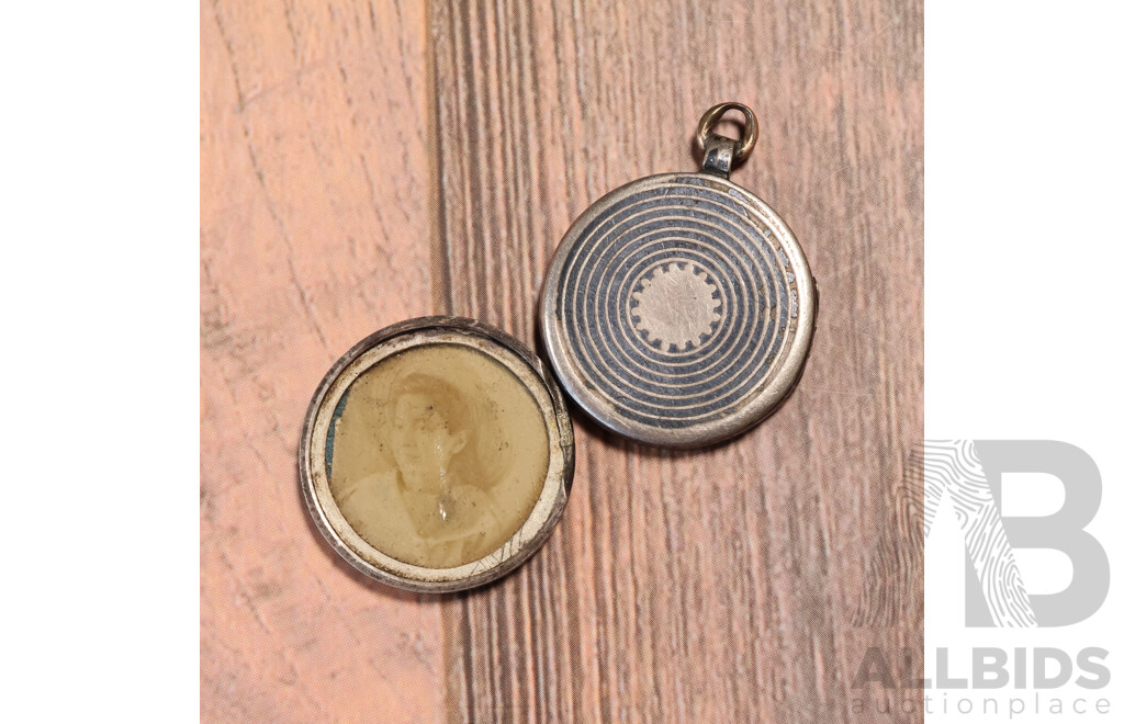 Sterling Silver Interesting Vintage Locket/Coin Holder with Aged Faded Photograph, 24mm Diameter, 9.06 Grams