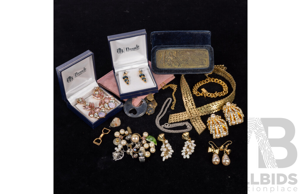 Vintage Jewellery Collection Including Necklaces, Earrings & Bracelets