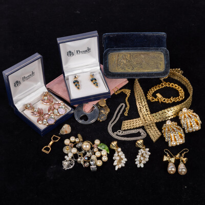 Vintage Jewellery Collection Including Necklaces, Earrings & Bracelets