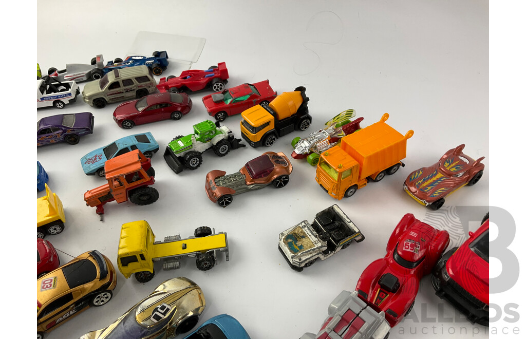 Collection of Diecast Cars Including Matchbox, Hot Wheels and Corgi