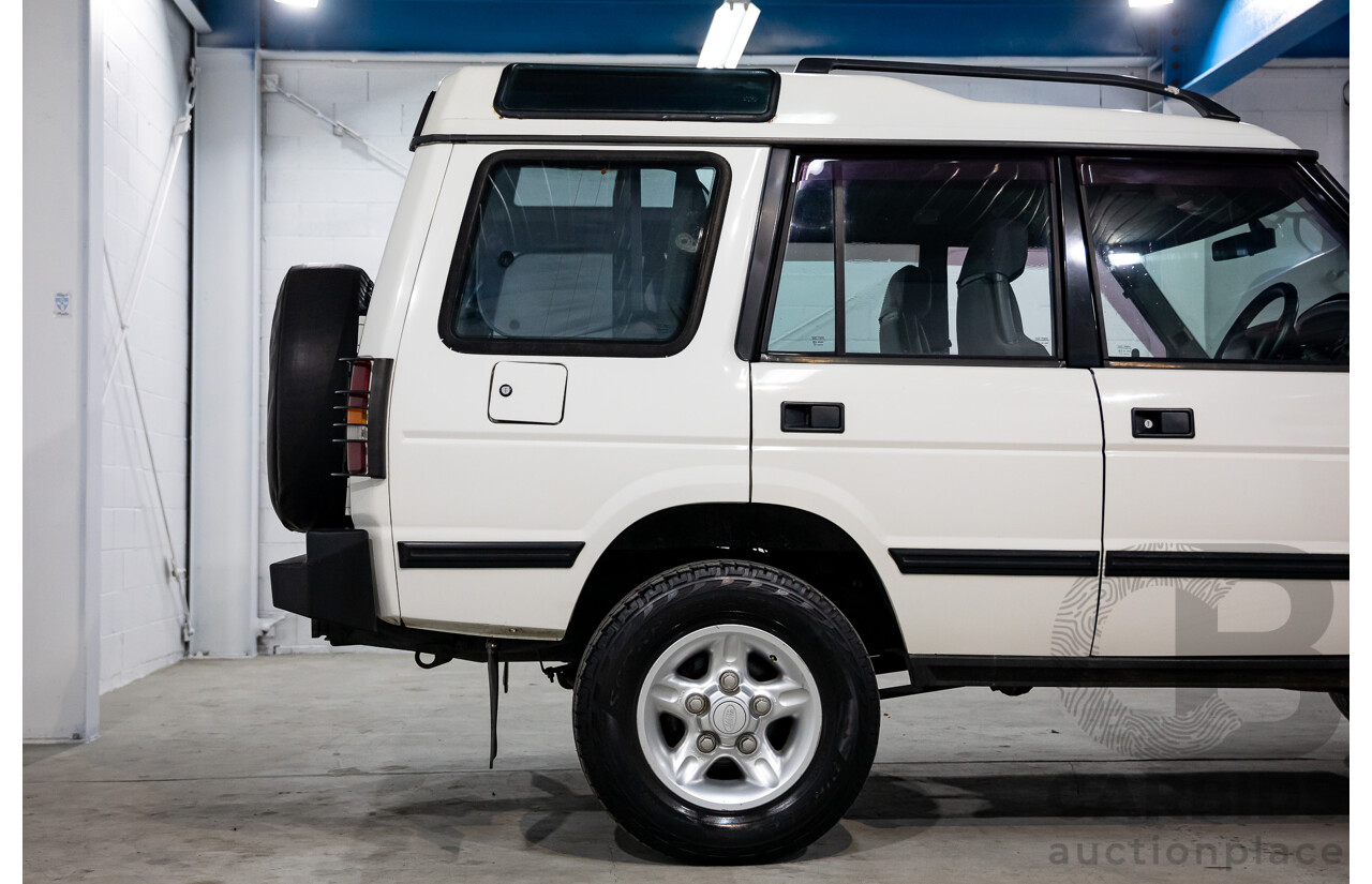 5/1999 Land Rover Discovery SE7 (4x4)  4d Wagon White 4.0L