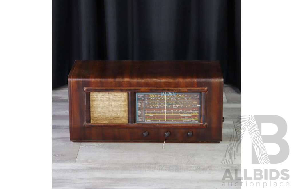 Veneer Art Deco Mantle Radiola