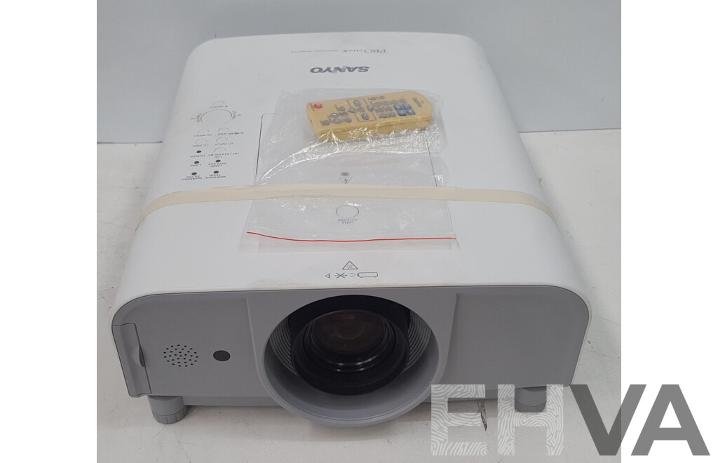 Sanyo (PLC-XT21) PROxtraX XGA 3LCD Multiverse Projector