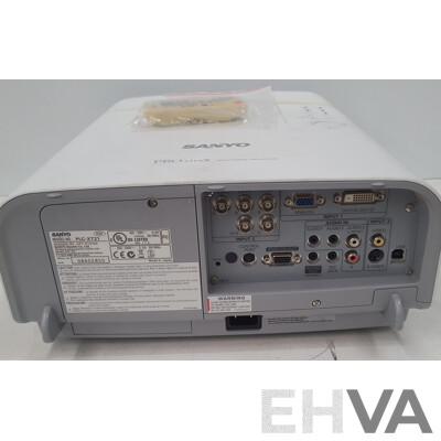 Sanyo (PLC-XT21) PROxtraX XGA 3LCD Multiverse Projector