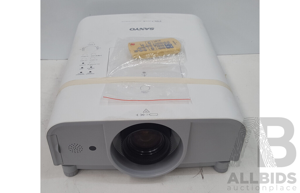 Sanyo (PLC-XT21) PROxtraX XGA 3LCD Multiverse Projector