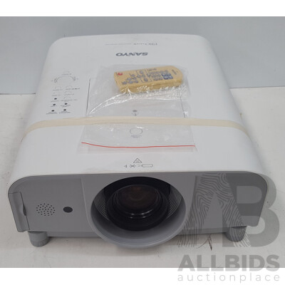 Sanyo (PLC-XT21) PROxtraX XGA 3LCD Multiverse Projector