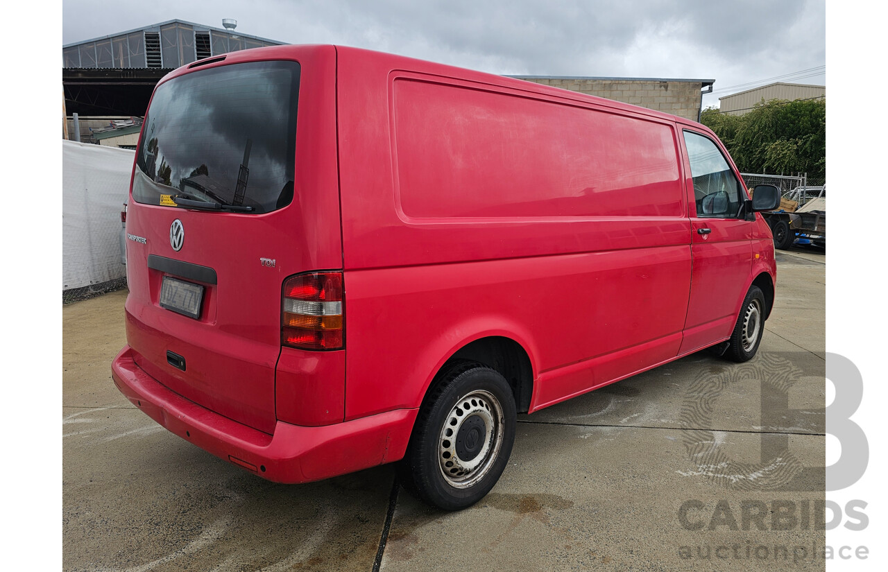 9/2005 Volkswagen Transporter (lwb) T5 Van Red 2.5L