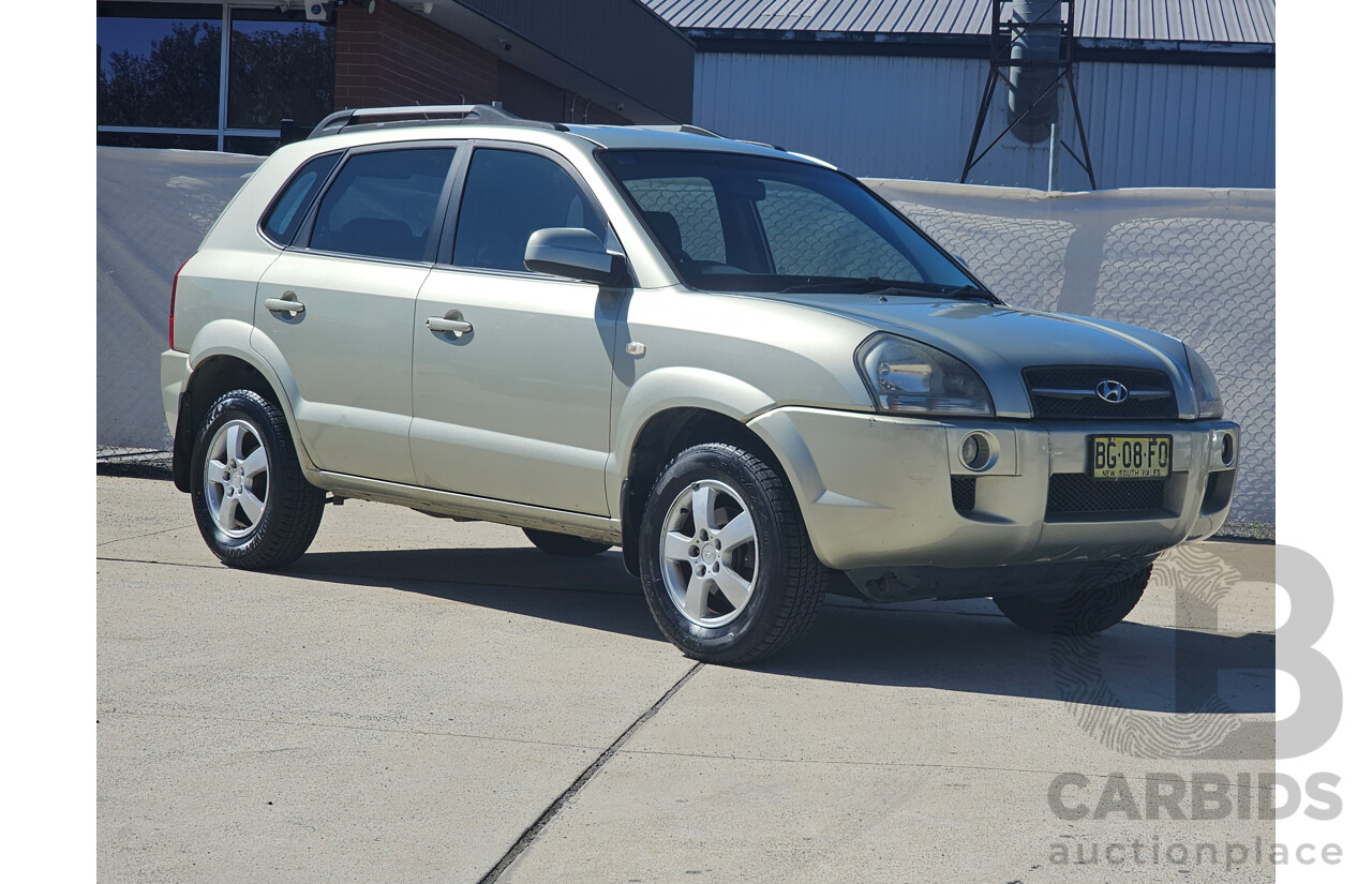 10/2005 Hyundai Tucson CITY  4d Wagon Silver 2.0L