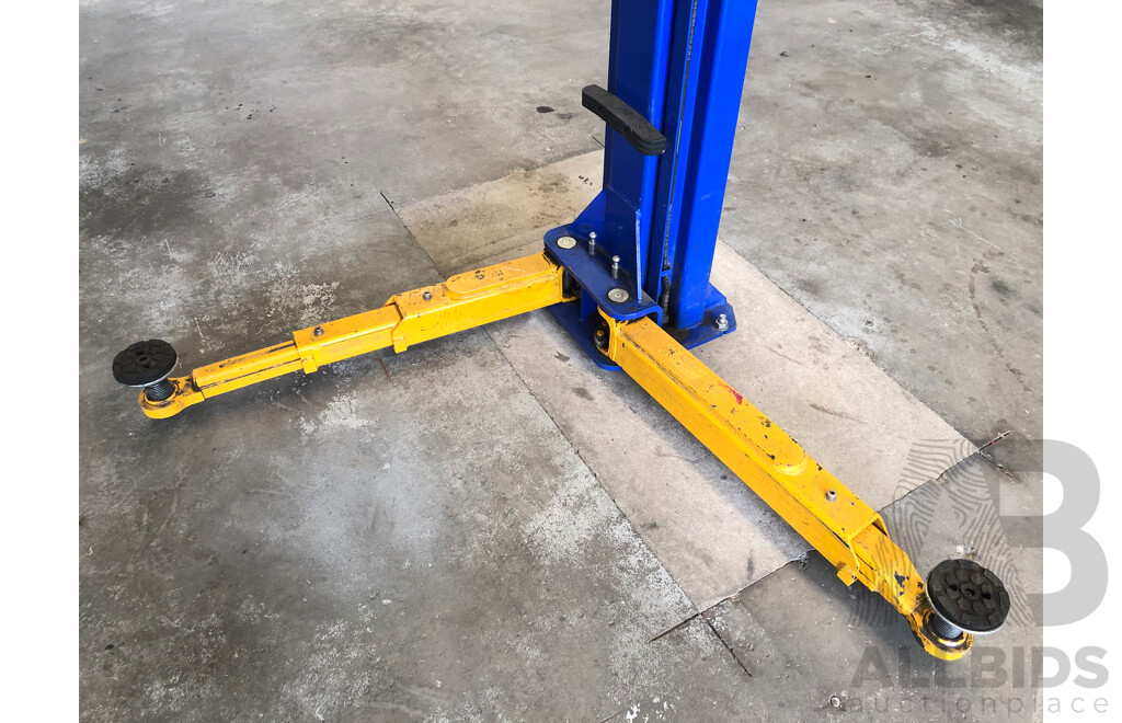 PowerRex 2 Post Wide Body Hoist with 4 Tonne Lift Capacity