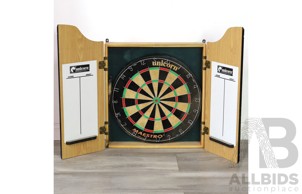 Dartboard in Wall Mount Case