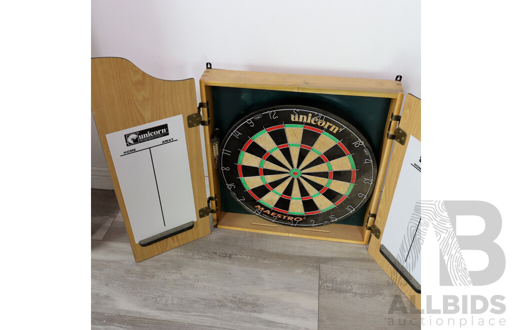 Dartboard in Wall Mount Case