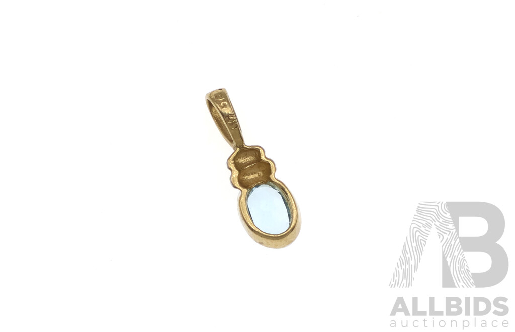 9ct Oval Cut Light Blue Topaz Pendant in a Bezel Setting, 15mm, 0.63 Grams