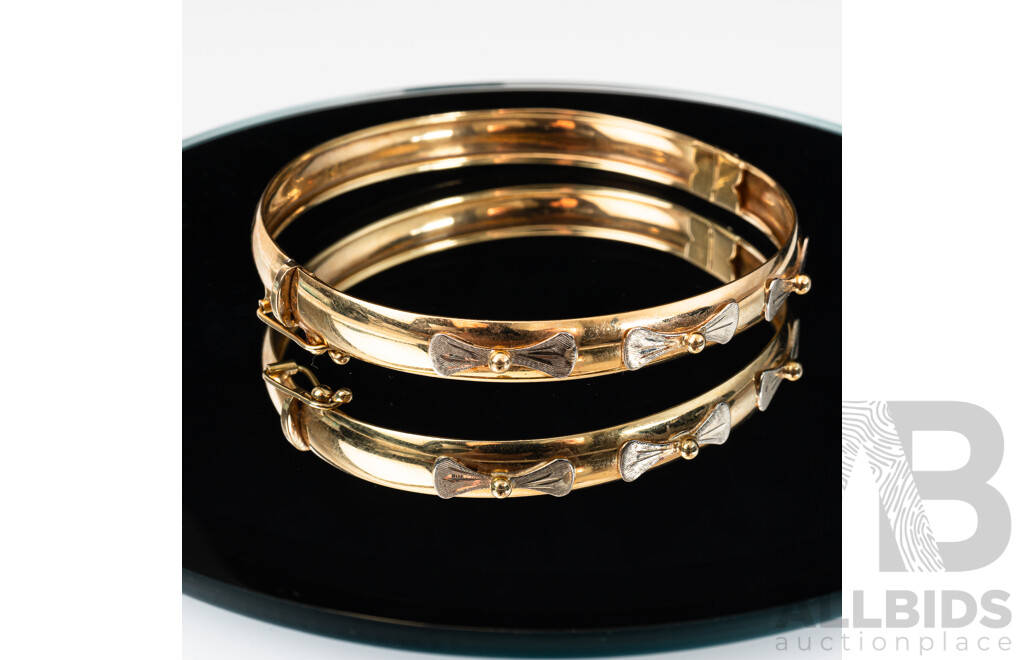 18ct Yellow Gold Curved Hinged Bangle with Bow Design, 59mm Internal Diameter, 11.58 Grams