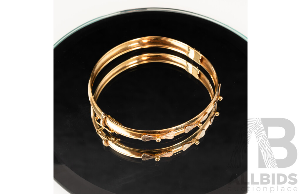 18ct Yellow Gold Curved Hinged Bangle with Bow Design, 59mm Internal Diameter, 11.58 Grams